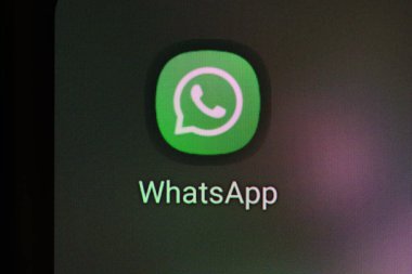 WhatSApp akıllı telefon ekranında simge uygulamaları. Sosyal medya ikonu. Londra, İngiltere - 13 Ekim 2021