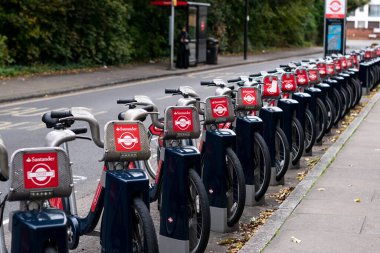 Santander, kenetlenme istasyonunda park edilmiş bisikletleri kiralıyor. Bir sürü kırmızı bisiklet. Londra, İngiltere - 22 Ekim 2021.