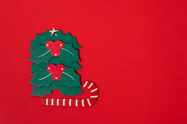 Kırmızı arka planda Noel ağacı olan Noel Baba kızağı. Mutlu noeller yeni yıl kutlamaları konsept tebrik kartı geçmişi