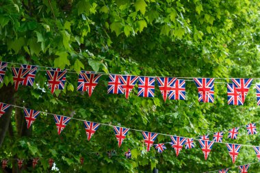 İngiliz sendikası bayrağı sokak partisi hazırlığı için üçgen şeklinde asılmış. Union Jack Bunting 'in şenlikli dekorasyonları. Seçici odak.
