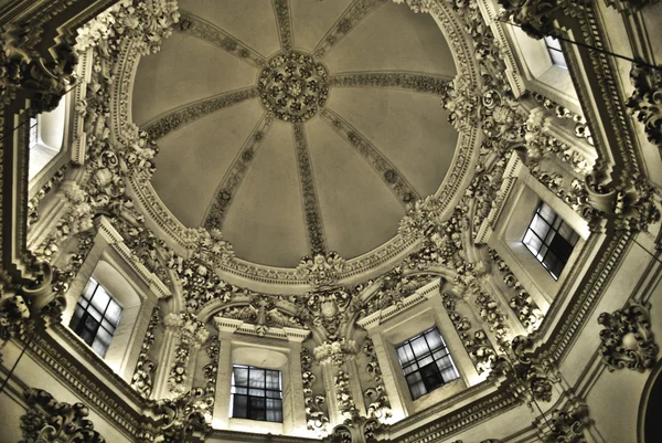 Architektura a detaily výzdoby stropu katedrály — Stock fotografie