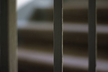 Evin merdivenlerinde korkuluk var.