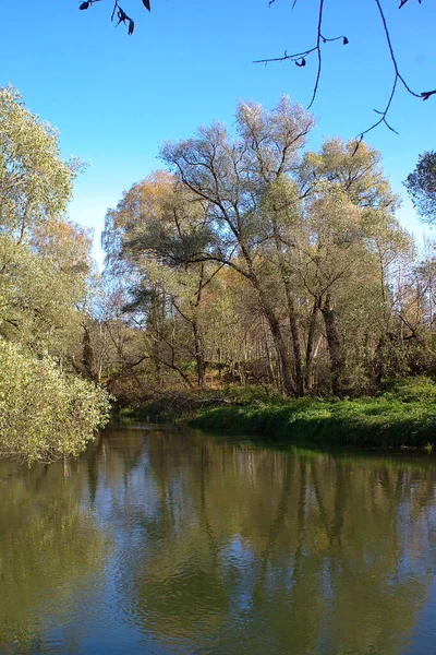 Een Rustige Rivier Een Zonnige Herfstdag — Stockfoto