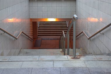 Yoğun bir otoyolun karşısındaki yaya geçidine giriş.