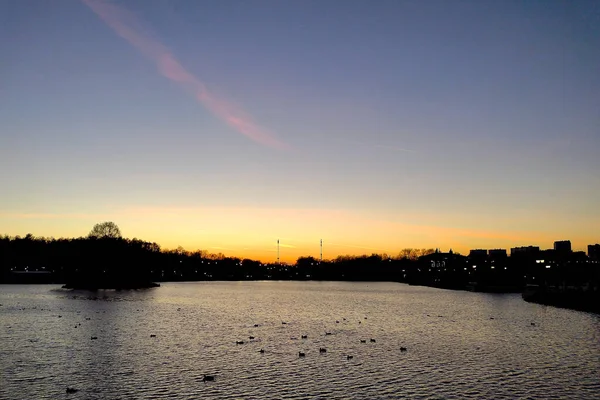 Herbstlicher Sonnenuntergang Über Dem Teich Der Stadt — Stockfoto