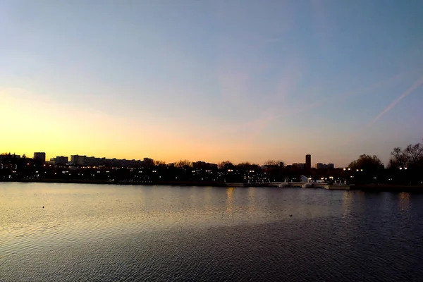 Φθινόπωρο Ηλιοβασίλεμα Πάνω Από Λίμνη Στην Πόλη — Φωτογραφία Αρχείου