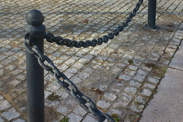 Eine Dicke Metallkette Den Zaunpfählen Auf Dem Platz — Stockfoto