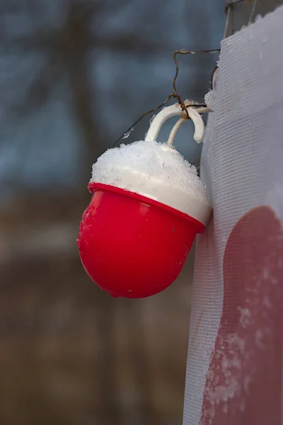 红色的栅栏灯微微被雪覆盖着 — 图库照片