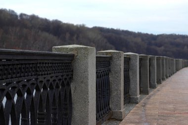 Nehir kıyısındaki çit mesafeye uzanıyor.