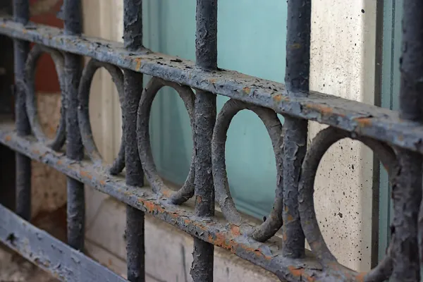 Penceredeki metal kafesin parçası