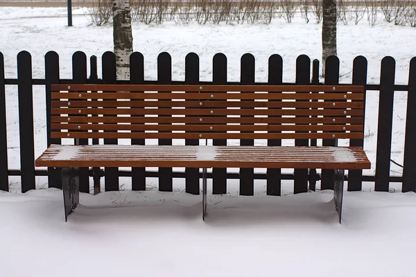 Banco Vazio Num Parque Infantil Coberto Neve — Fotografia de Stock