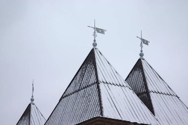 Taze beyaz karla kaplı sivri çatılar.