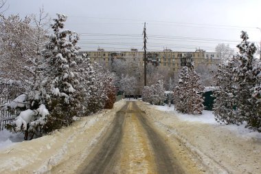Kış yolu kumla kaplıdır.