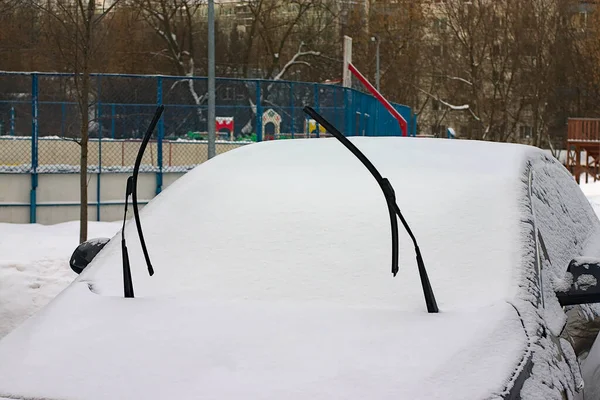 Podniesione Wycieraczki Szyby Samochodzie Pokrytym Śniegiem — Zdjęcie stockowe