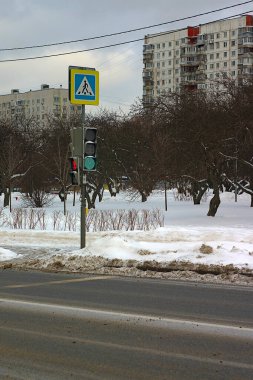 Kış sokağında trafik ışıkları