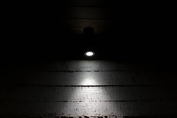 Lámpara Ilumina Una Pared Áspera — Foto de Stock