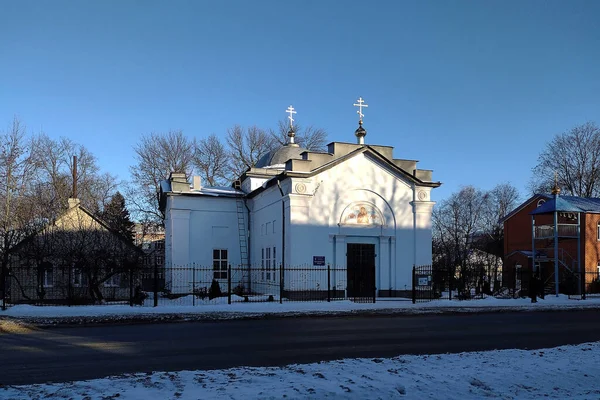 Una Chiesa Ortodossa Una Piccola Città Inverno — Foto Stock