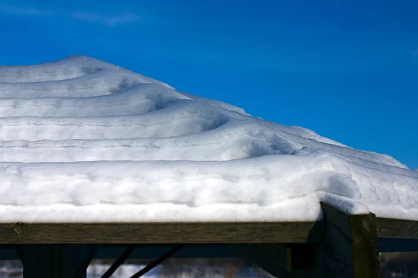 Sahildeki Şemsiyenin Çatısında Kar Var — Stok fotoğraf