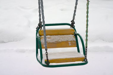 Karda eski bir salıncak