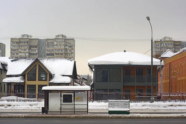 冬天在街上的巴士站 — 图库照片