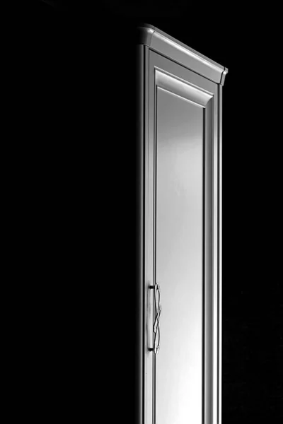 Білі Двері Шафи Темній Кімнаті — стокове фото