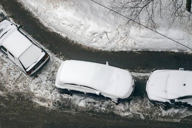 Karla kaplı arabaların manzarası