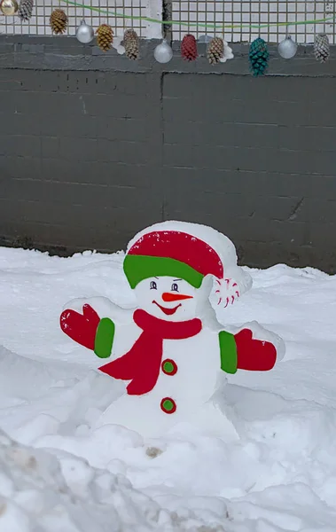 Egy Hóember Figura Egy Hóviharban Ház Előtt — Stock Fotó