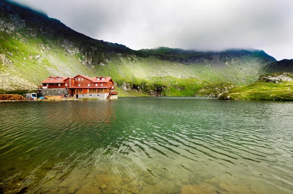 Ongelooflijke landschap met mistige bergen Stockfoto