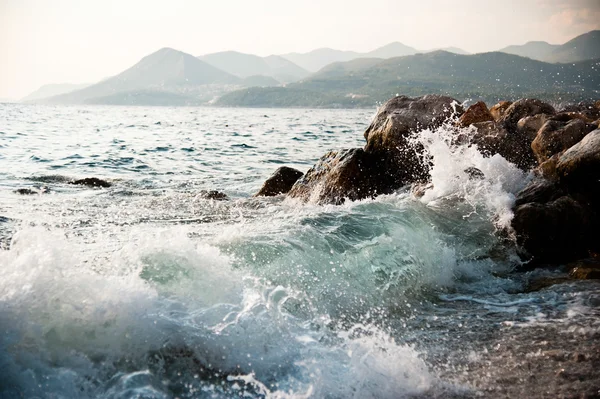 Costa do mar rochosa e ondas salpicando Imagem De Stock