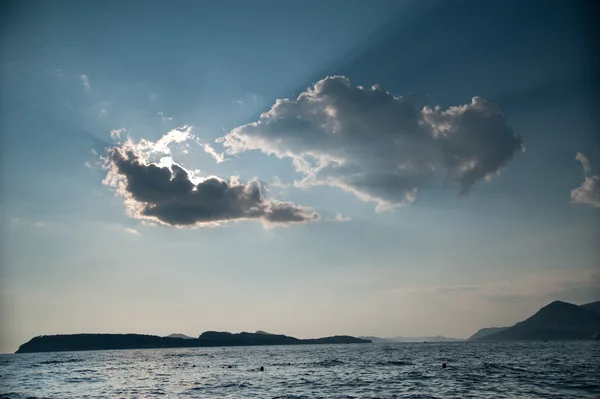 Rotsachtige kust en golven spatten — Stockfoto