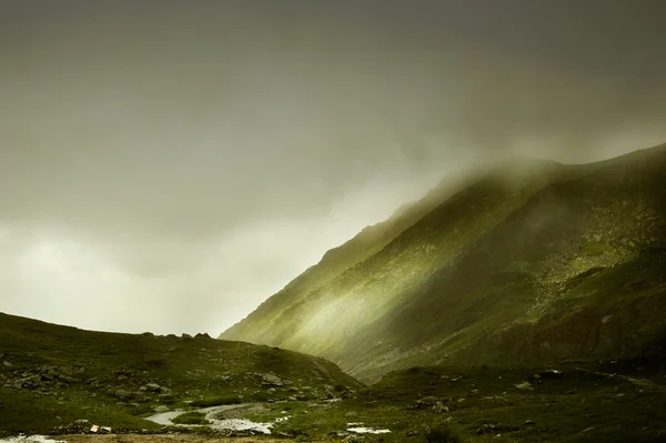 Paesaggio incredibile con montagne nebbiose — Foto Stock
