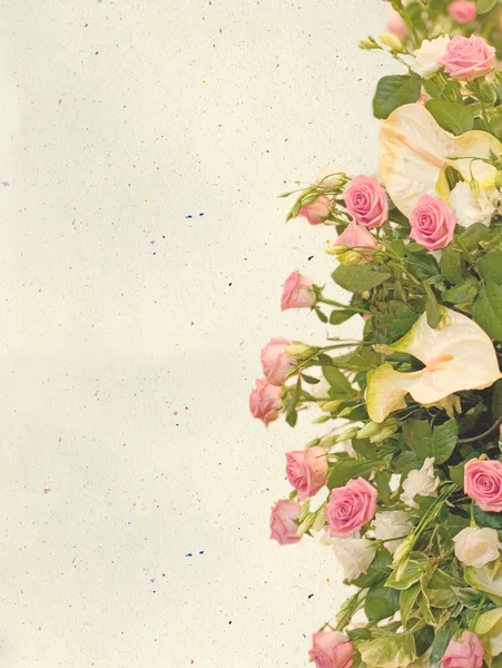 Foto aus handgeschöpftem Papier mit Rosen und Blumen. — Stockfoto