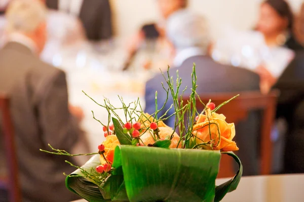 Blumenschmuck in einem Restaurant — Stockfoto