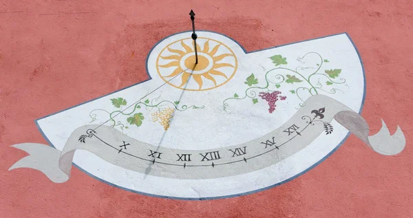 Zegar namalowane na ścianie domu w Włochy. — Zdjęcie stockowe