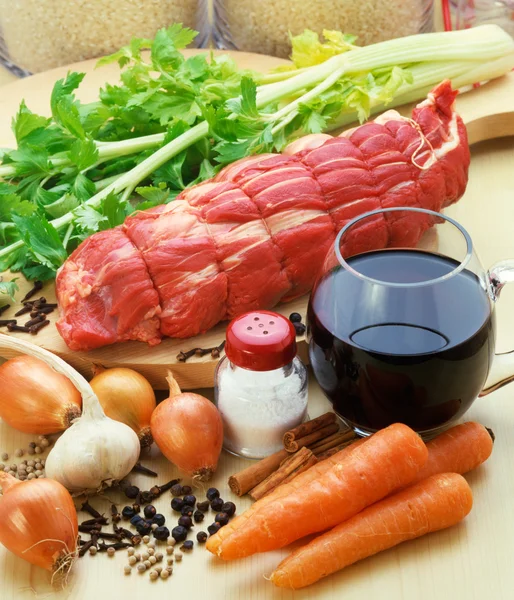 Meat with vegetables, spices, and red wine, ready to cooking. — Stock Photo, Image