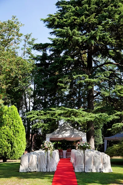 Tapete vermelho e flores antes de um casamento — Fotografia de Stock