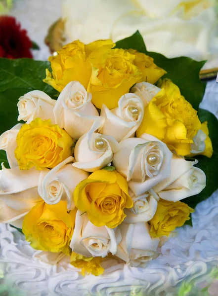Nahaufnahme von Hochzeitstorte und Blumenstrauß. — Stockfoto