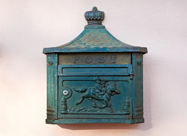 Starý letterbox na růžové zdi — Stock fotografie