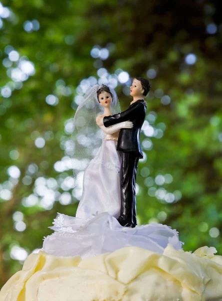 Puppen auf Hochzeitstorte — Stockfoto