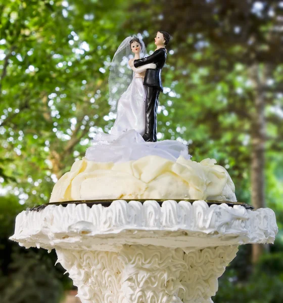 Dolls on wedding cake — Stock Photo, Image