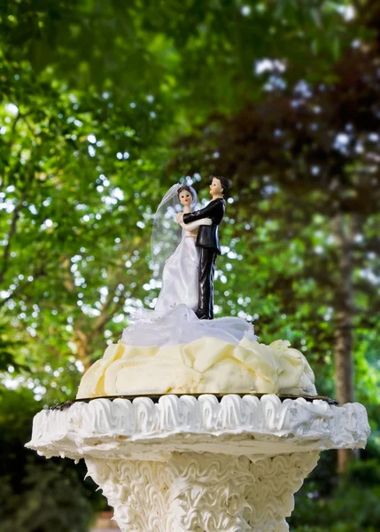 Poupées sur gâteau de mariage — Photo