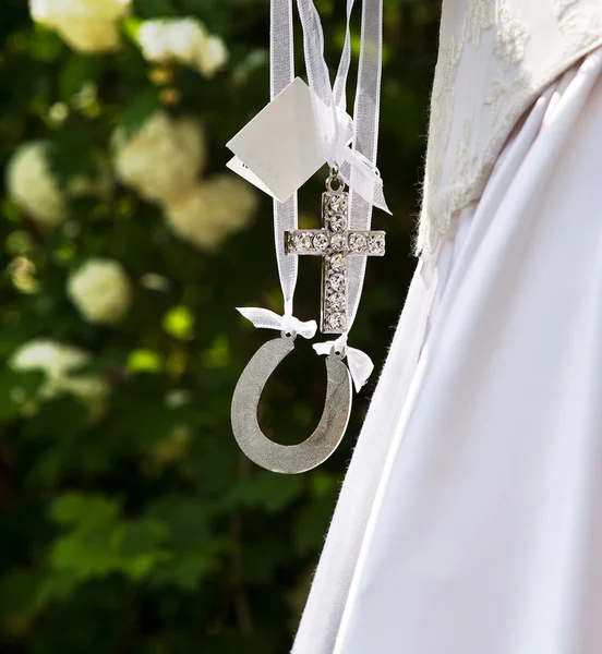 Bride wearing lucky charms. — Stock Photo, Image