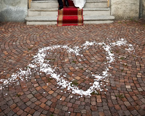 Hart getekend met witte confetti. — Stockfoto