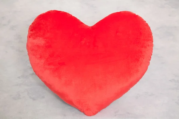 Almohada roja con forma de corazón — Foto de Stock