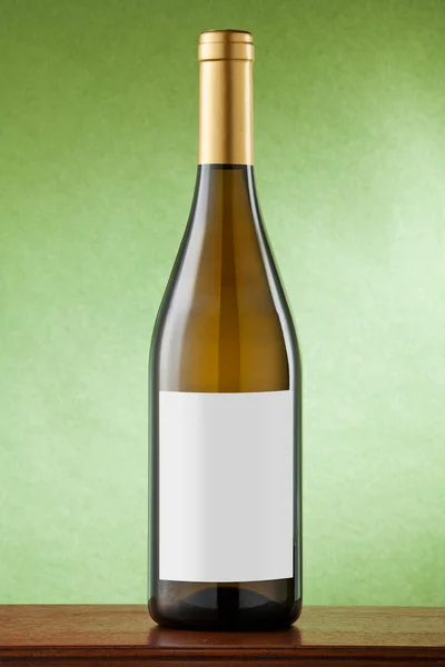 在绿色背景上的白色葡萄酒瓶. — 图库照片