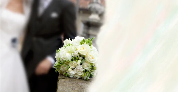 Buquê nupcial de rosas e flores de laranja . — Fotografia de Stock