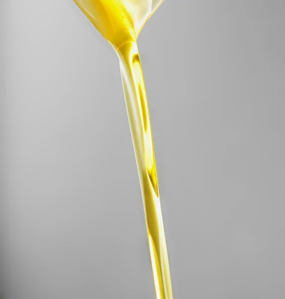 Наливание масла или золотой жидкости . — стоковое фото