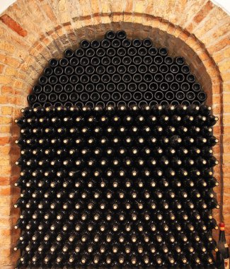 Mahzende şarap şişeleri.