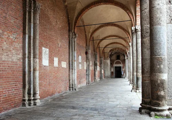 Basiliek van sant'ambrogio (379-386), Milaan, Italië. — Stockfoto