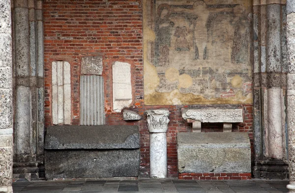 Basilica of Sant'Ambrogio (379-386), Milan, Italy: atrium on the — Stock Photo, Image